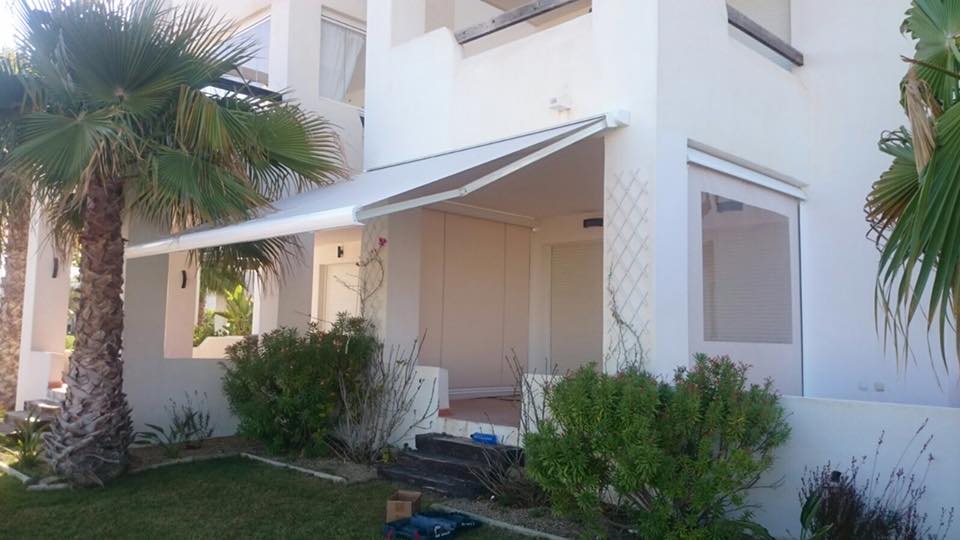 Estructura de pérgola moderna diseñada para jardines y terrazas